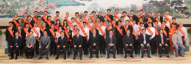 杭州市获奖人员与市领导合影,第二排右起第八位为陈向东董事长 浙江省获奖人员与省领导合影(部分),第二排右起第十一位为陈向东董事长 士兰集成作为杭州市唯一一家获奖单位喜获五一全国劳动奖状,这是士兰集成继拥有浙江省和谐劳动关系先进企业、市精神文明建设先进集体、市劳动模范先进集体、市社会责任先进企业、国家鼓励的集成电路企业、中国最具成长性集成电路和分立器件制造企业等众多荣誉后荣获的又一殊荣。 杭州士兰集成电路有限公司是杭州士兰微电子股份有限公司的全资子公司,专业从事IC(集成电路)芯片设计和