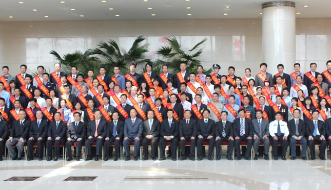 杭州市获奖人员与市领导合影,第二排右起第八位为陈向东董事长 浙江省获奖人员与省领导合影(部分),第二排右起第十一位为陈向东董事长 士兰集成作为杭州市唯一一家获奖单位喜获五一全国劳动奖状,这是士兰集成继拥有浙江省和谐劳动关系先进企业、市精神文明建设先进集体、市劳动模范先进集体、市社会责任先进企业、国家鼓励的集成电路企业、中国最具成长性集成电路和分立器件制造企业等众多荣誉后荣获的又一殊荣。 杭州士兰集成电路有限公司是杭州士兰微电子股份有限公司的全资子公司,专业从事IC(集成电路)芯片设计和