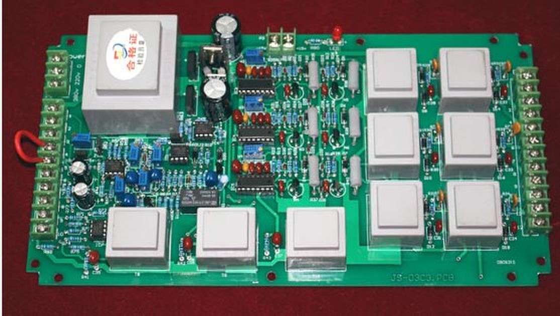 JS-03C3型三相可控硅触发器使用说明书 JS可控硅-03C3型三相可控硅触发器适用于感性、阻性或容性等各种不同性质的负载使用。触发器的触发方式为移相触发方式,移相角度为0-180.输出电压稳定平滑,用于电加热、电解电镀整流、直流电机调速、 电瓶充电等。适合调压或调功使用.
